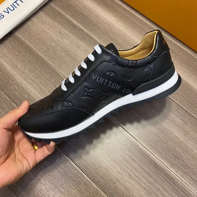 Louis Vuitton LV Trainer Noir Blanc Monogram Embossé Cuir Lacets Contrastés Sneakers Lifestyle 4