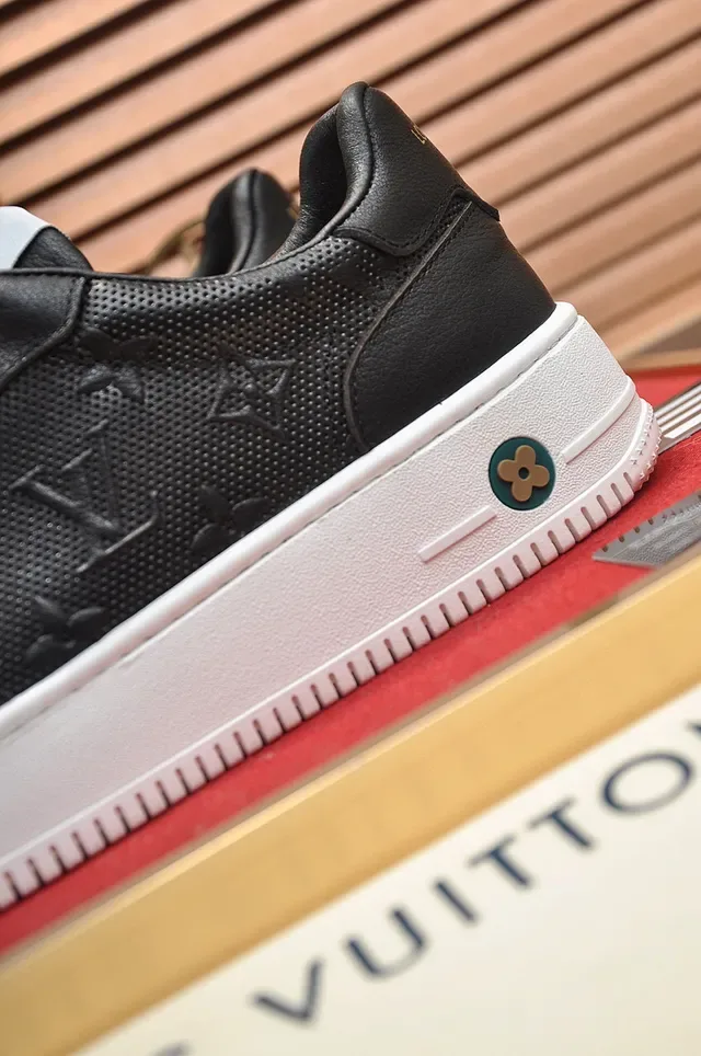 Louis Vuitton LV Trainer Sneakers Lifestyle Negro y Blanco Cuero Perforado Monograma Embossado 2