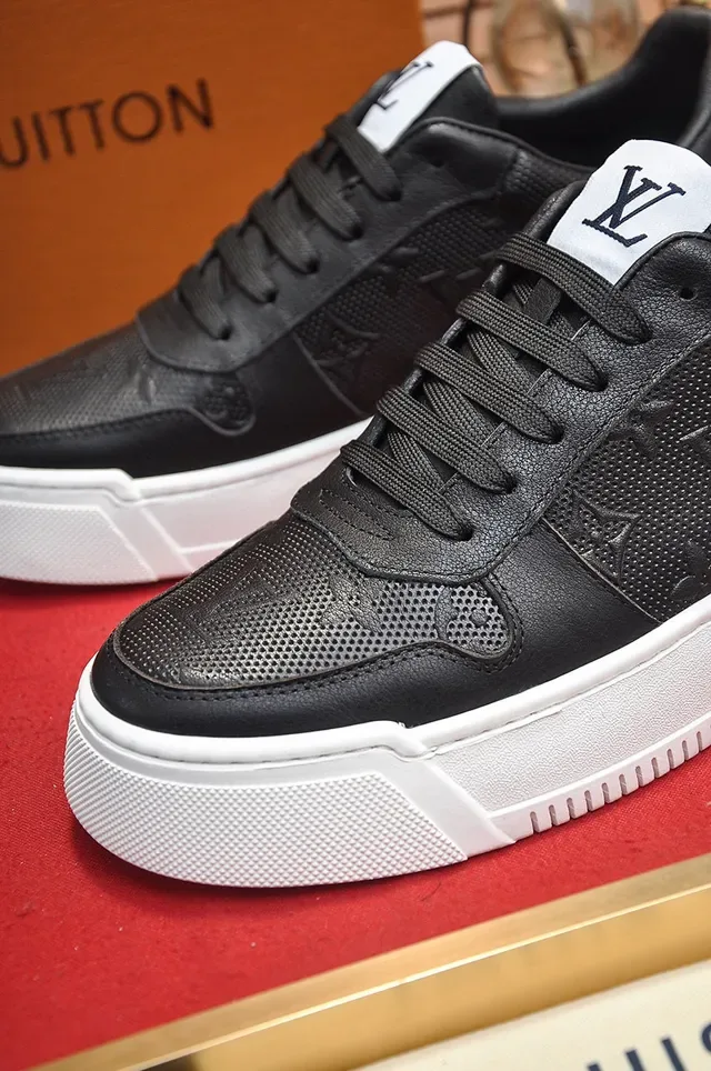 Louis Vuitton LV Trainer Sneakers Lifestyle Negro y Blanco Cuero Perforado Monograma Embossado 3