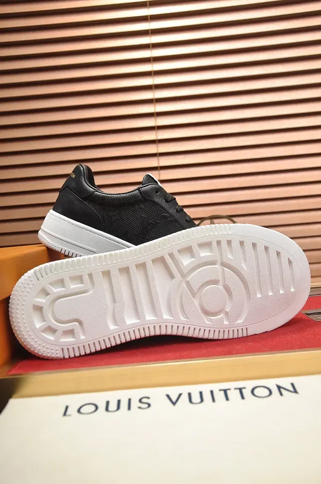 Louis Vuitton LV Trainer Sneakers Lifestyle Negro y Blanco Cuero Perforado Monograma Embossado 4