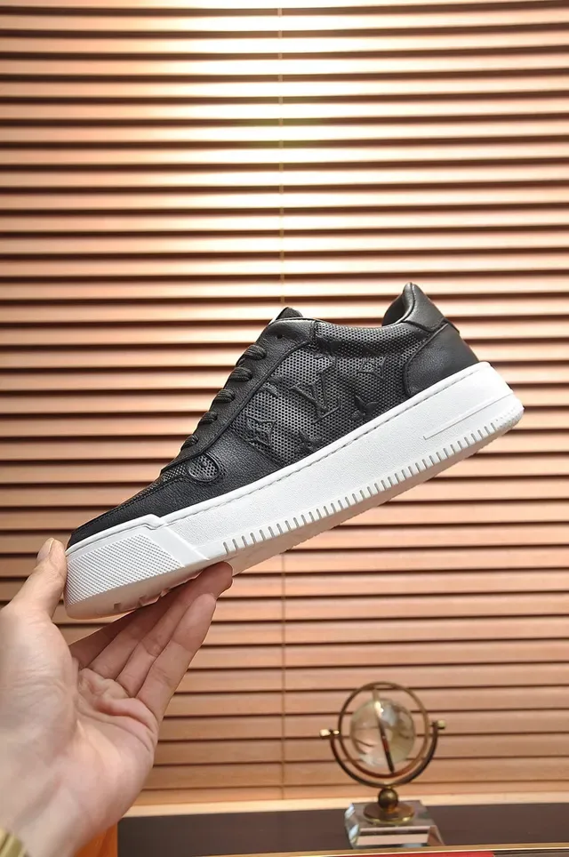 Louis Vuitton LV Trainer Sneakers Lifestyle Negro y Blanco Cuero Perforado Monograma Embossado 5