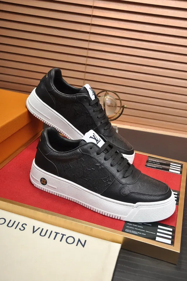 Louis Vuitton LV Trainer Sneakers Lifestyle Negro y Blanco Cuero Perforado Monograma Embossado 6
