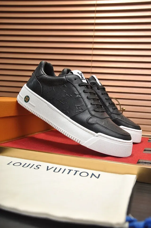 Louis Vuitton LV Trainer Sneakers Lifestyle Negro y Blanco Cuero Perforado Monograma Embossado 7