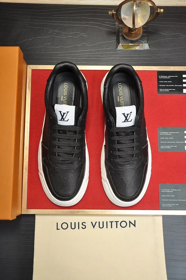 Louis Vuitton LV Trainer Sneakers Lifestyle Negro y Blanco Cuero Perforado Monograma Embossado 8