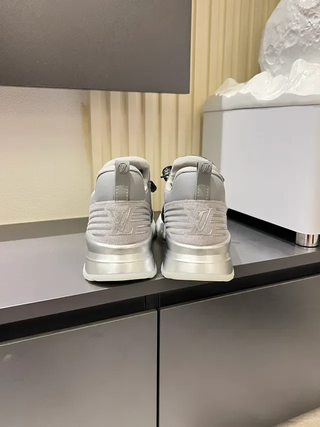 Louis Vuitton LV Trainer গ্রে ব্ল্যাক নিট আপার সিলভার স্কাল্প্টেড মিডসোল লাইফস্টাইল স্নিকার্স 2