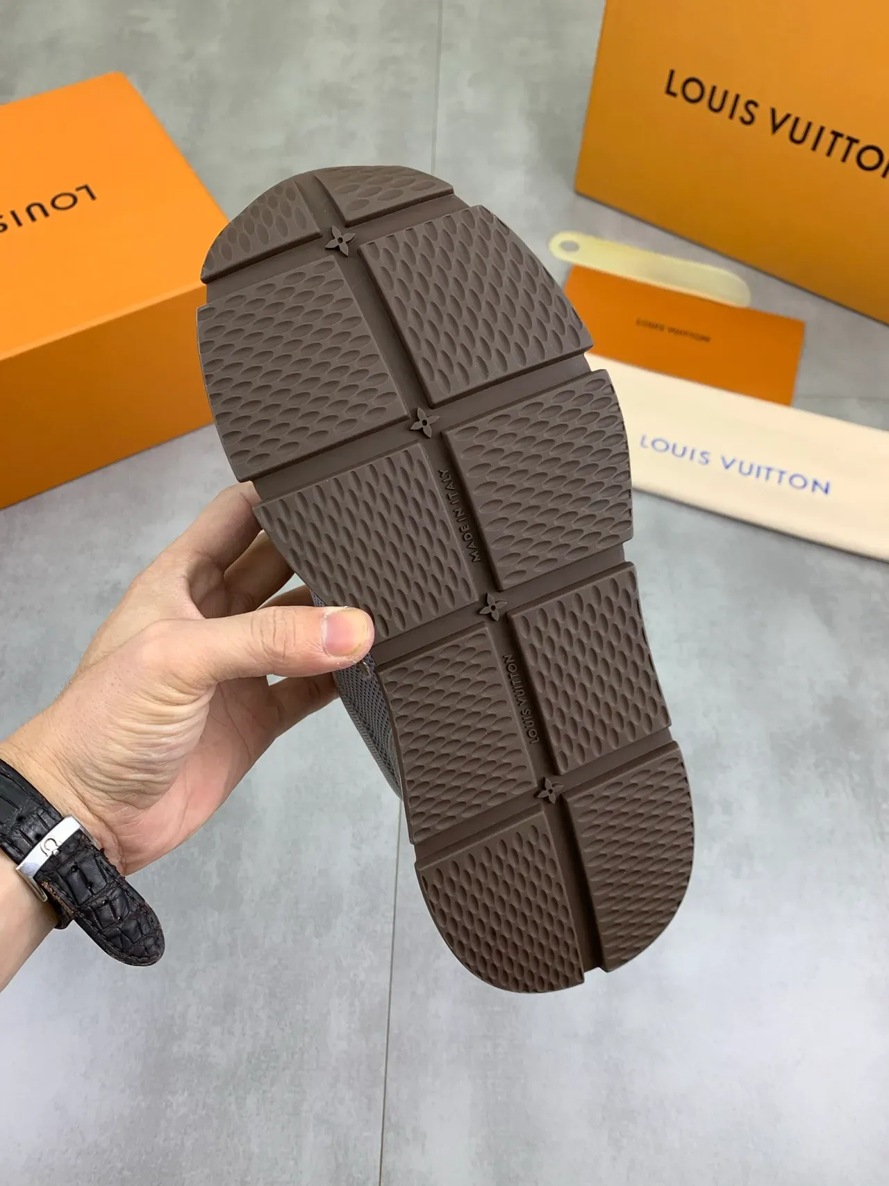 Louis Vuitton LV Trainer Cinza Marrom Mesh e Suede Superior Painel Lateral Monograma Ondulado Lifestyle Sneakers 4
