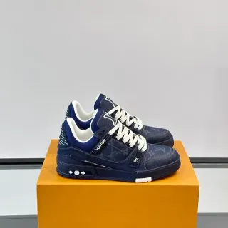 Louis Vuitton LV Trainer নেভি হোয়াইট ডেনিম টেক্সচার্ড উপর স্ট্রাকচার্ড লেয়ার্ড মিডসোল লাইফস্টাইল স্নিকার্স