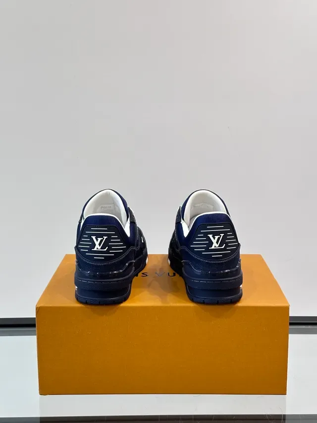 Louis Vuitton LV Trainer নেভি হোয়াইট ডেনিম টেক্সচার্ড উপর স্ট্রাকচার্ড লেয়ার্ড মিডসোল লাইফস্টাইল স্নিকার্স 3