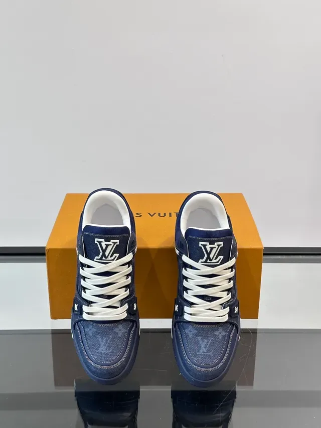 Louis Vuitton LV Trainer নেভি হোয়াইট ডেনিম টেক্সচার্ড উপর স্ট্রাকচার্ড লেয়ার্ড মিডসোল লাইফস্টাইল স্নিকার্স 4