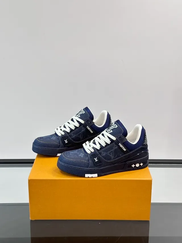 Louis Vuitton LV Trainer নেভি হোয়াইট ডেনিম টেক্সচার্ড উপর স্ট্রাকচার্ড লেয়ার্ড মিডসোল লাইফস্টাইল স্নিকার্স 5