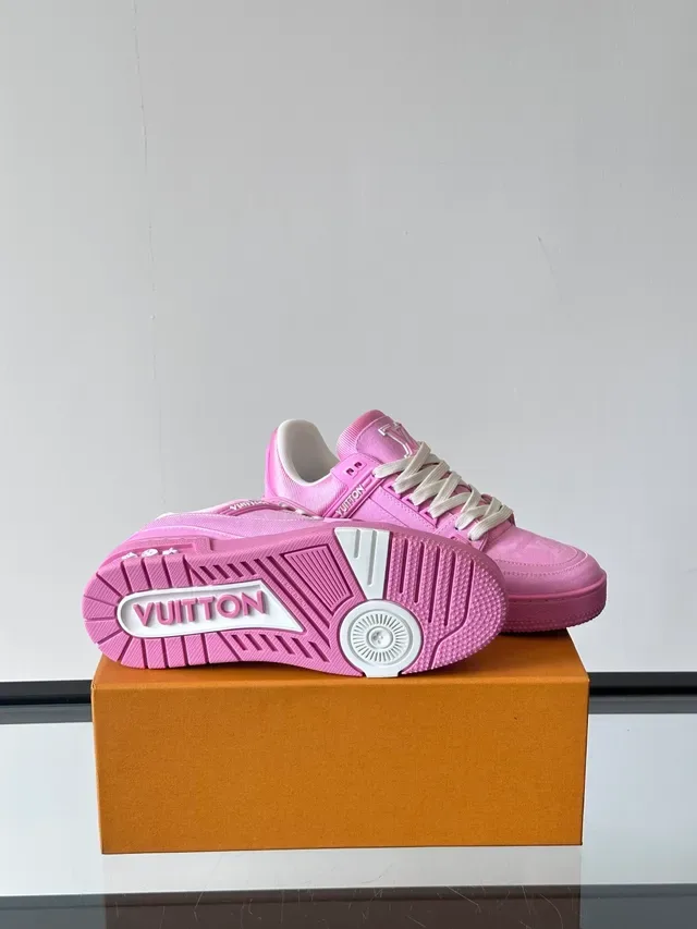 Louis Vuitton LV Trainer Sneakers Lifestyle Rosa Branco Detalhe Alça Estruturada Placa Lateral Monogramada 2