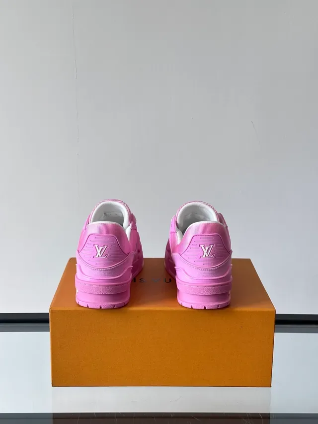 Louis Vuitton LV Trainer Sneakers Lifestyle Rosa Branco Detalhe Alça Estruturada Placa Lateral Monogramada 3