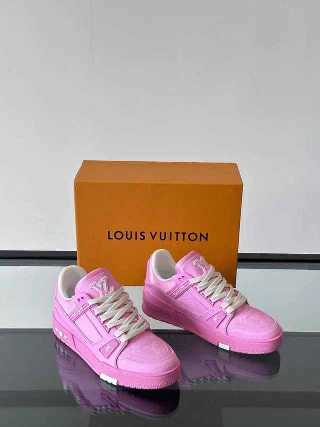 Louis Vuitton LV Trainer Sneakers Lifestyle Rosa Branco Detalhe Alça Estruturada Placa Lateral Monogramada 4