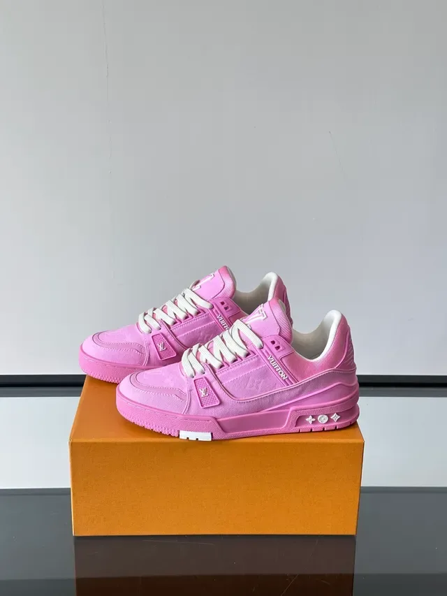 Louis Vuitton LV Trainer Sneakers Lifestyle Rosa Branco Detalhe Alça Estruturada Placa Lateral Monogramada 5