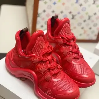 Louis Vuitton LV Trainer tênis chunky com sola esculpida ondulante vermelha monocromática