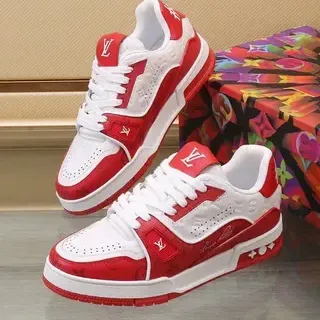 Louis Vuitton LV Trainer Rojo y Blanco Cuero con impresión de Monogram Overlays Geométricos en Capas Sneakers de Estilo de Vida