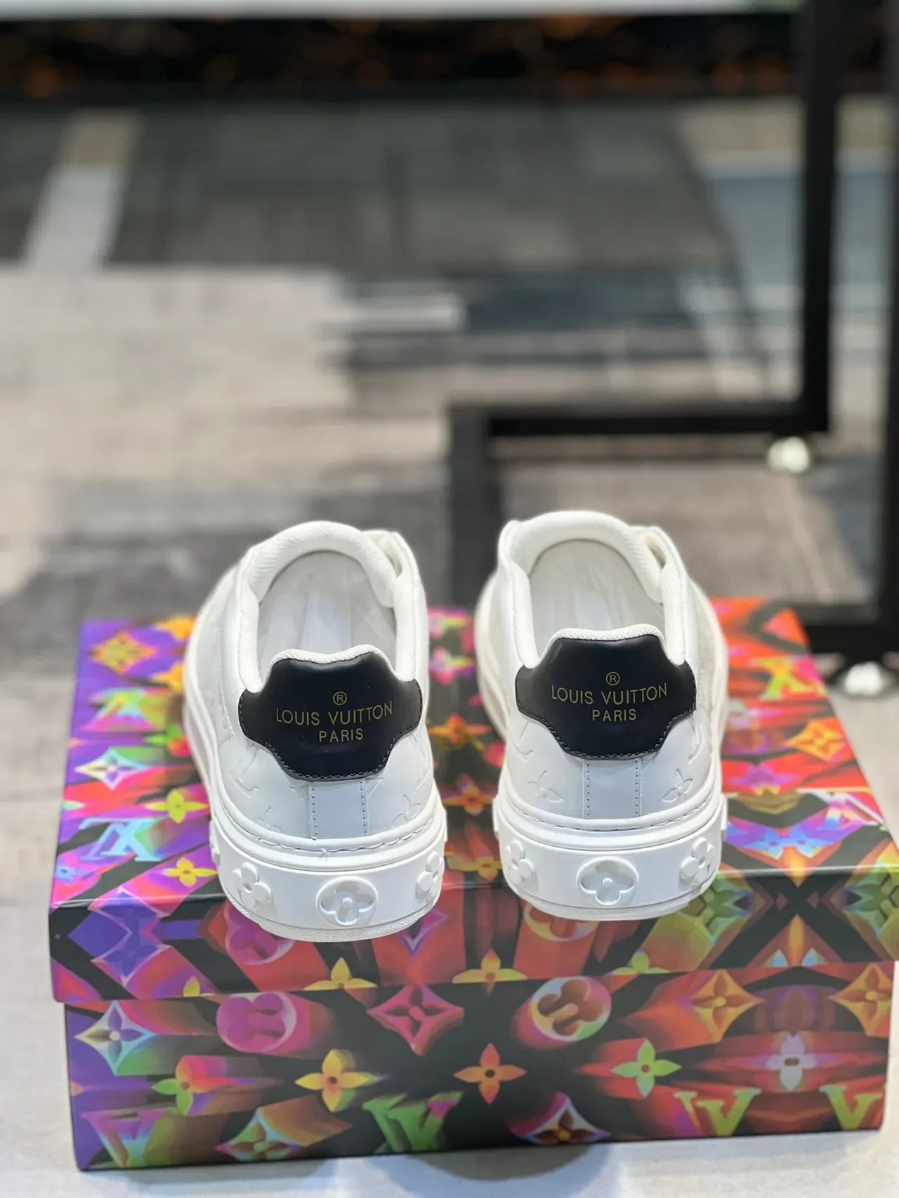 লুইস ভিটন LV Trainer সাদা কালো এমবসড মনোগ্রাম লো-টপ লাইফস্টাইল স্নিকার 2
