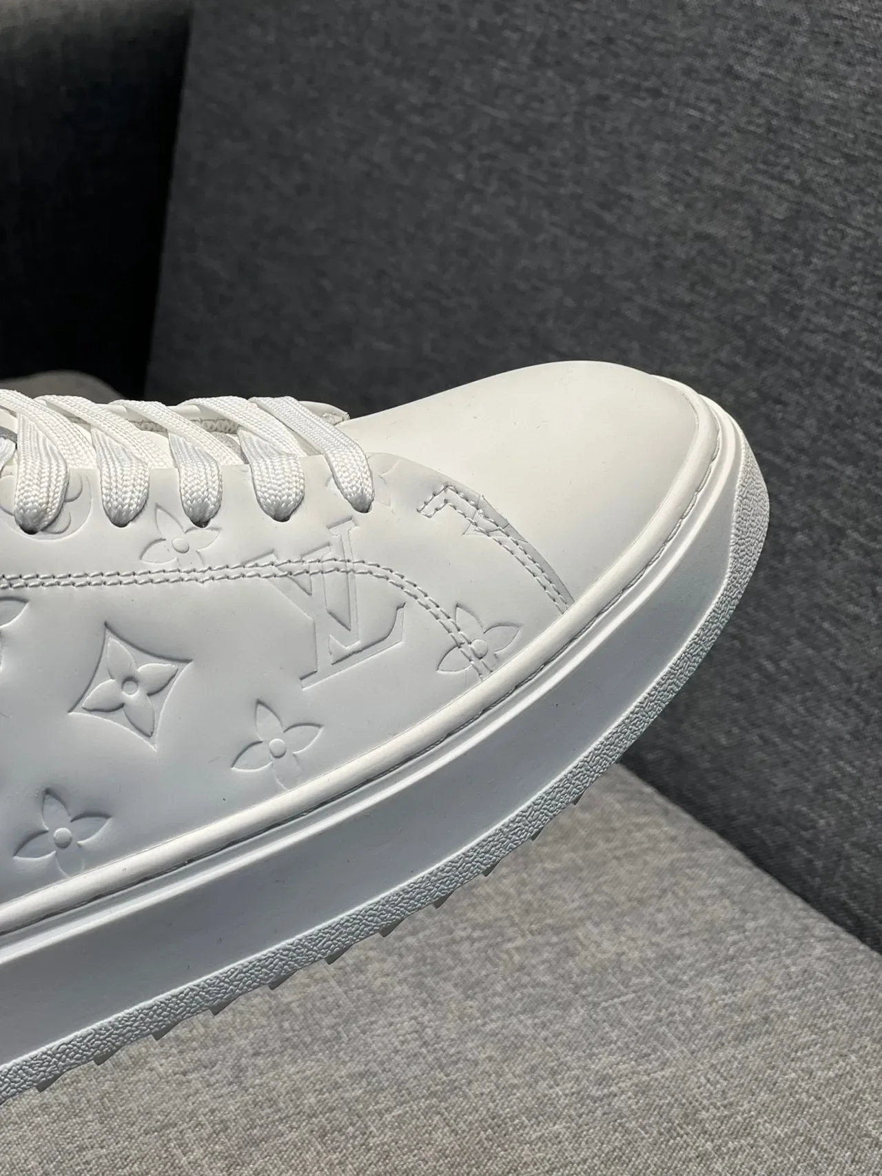 লুইস ভিটন LV Trainer সাদা কালো এমবসড মনোগ্রাম লো-টপ লাইফস্টাইল স্নিকার 3
