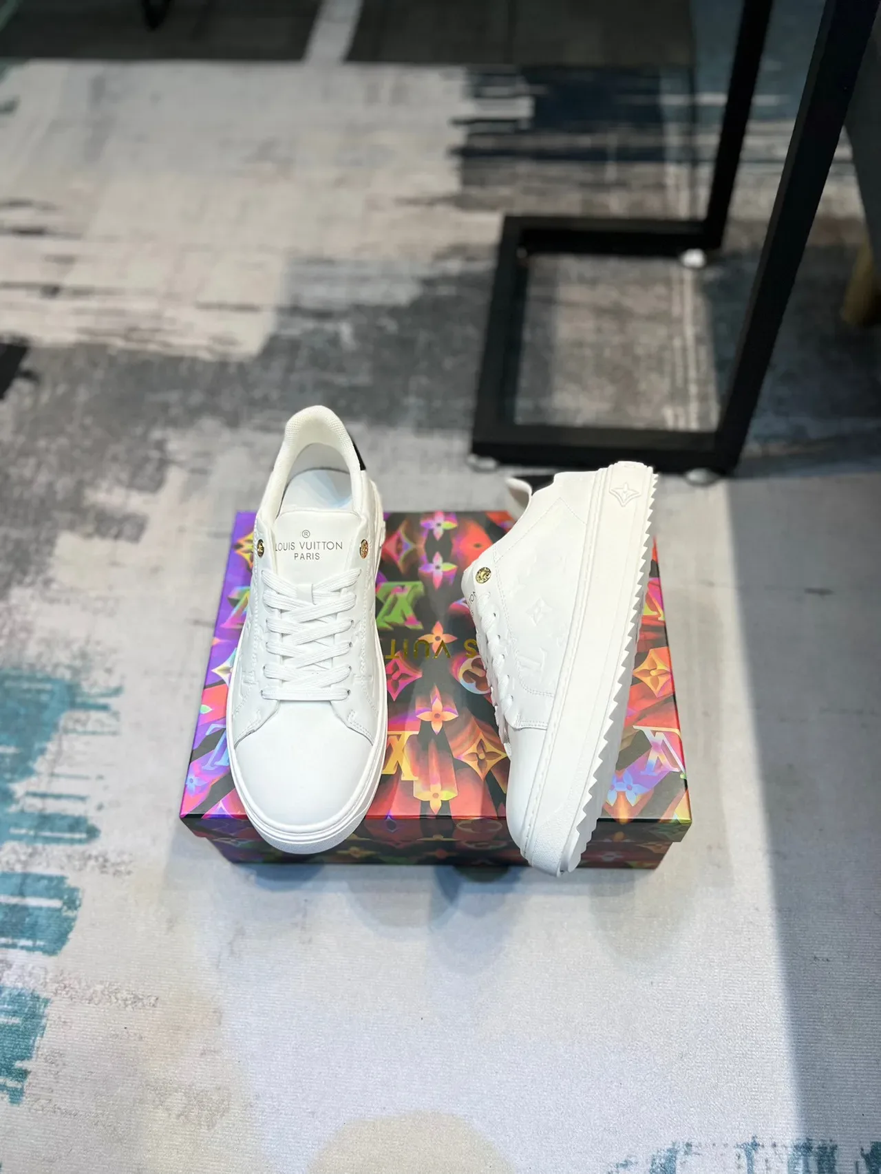 লুইস ভিটন LV Trainer সাদা কালো এমবসড মনোগ্রাম লো-টপ লাইফস্টাইল স্নিকার 4