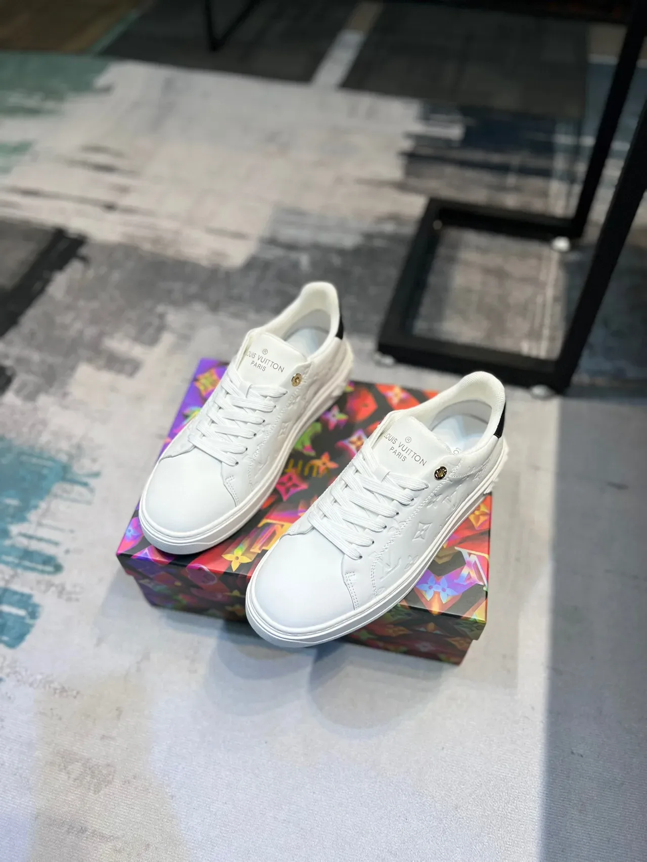 লুইস ভিটন LV Trainer সাদা কালো এমবসড মনোগ্রাম লো-টপ লাইফস্টাইল স্নিকার 5