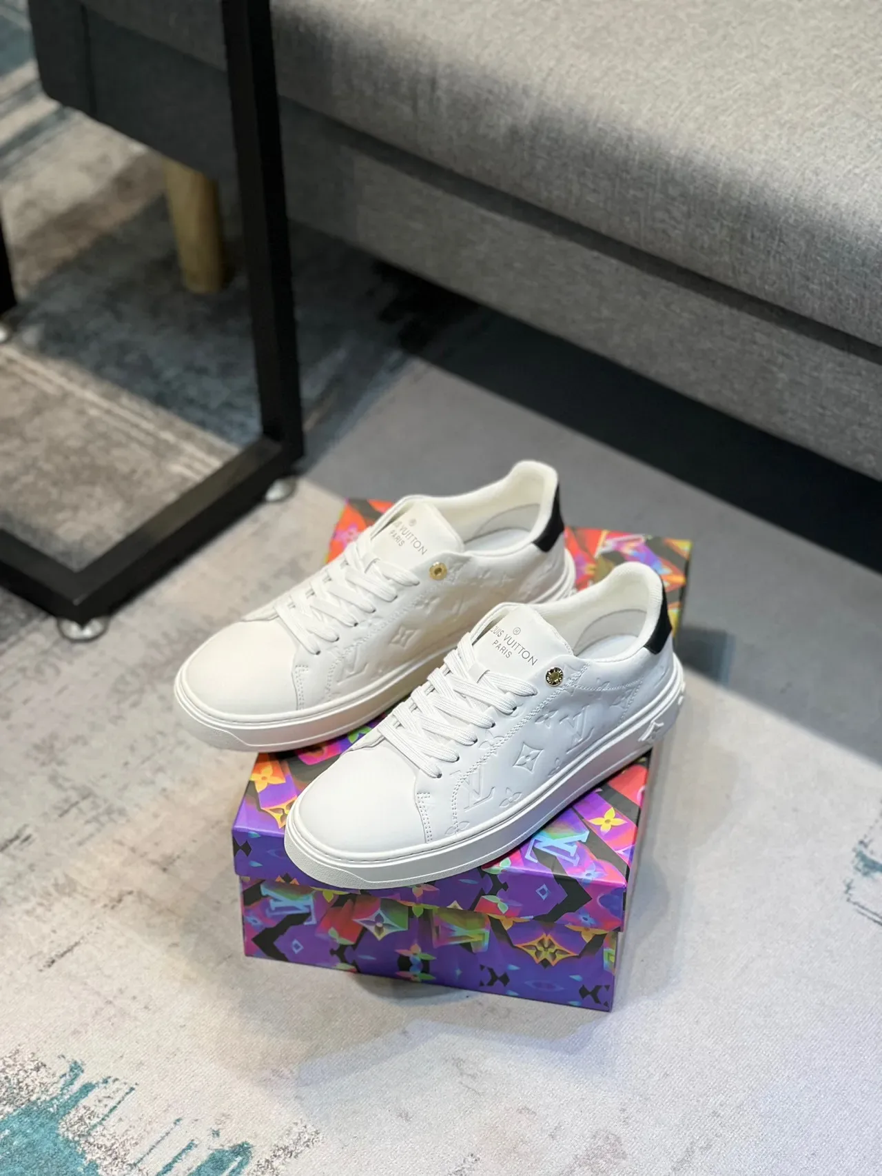 লুইস ভিটন LV Trainer সাদা কালো এমবসড মনোগ্রাম লো-টপ লাইফস্টাইল স্নিকার 7