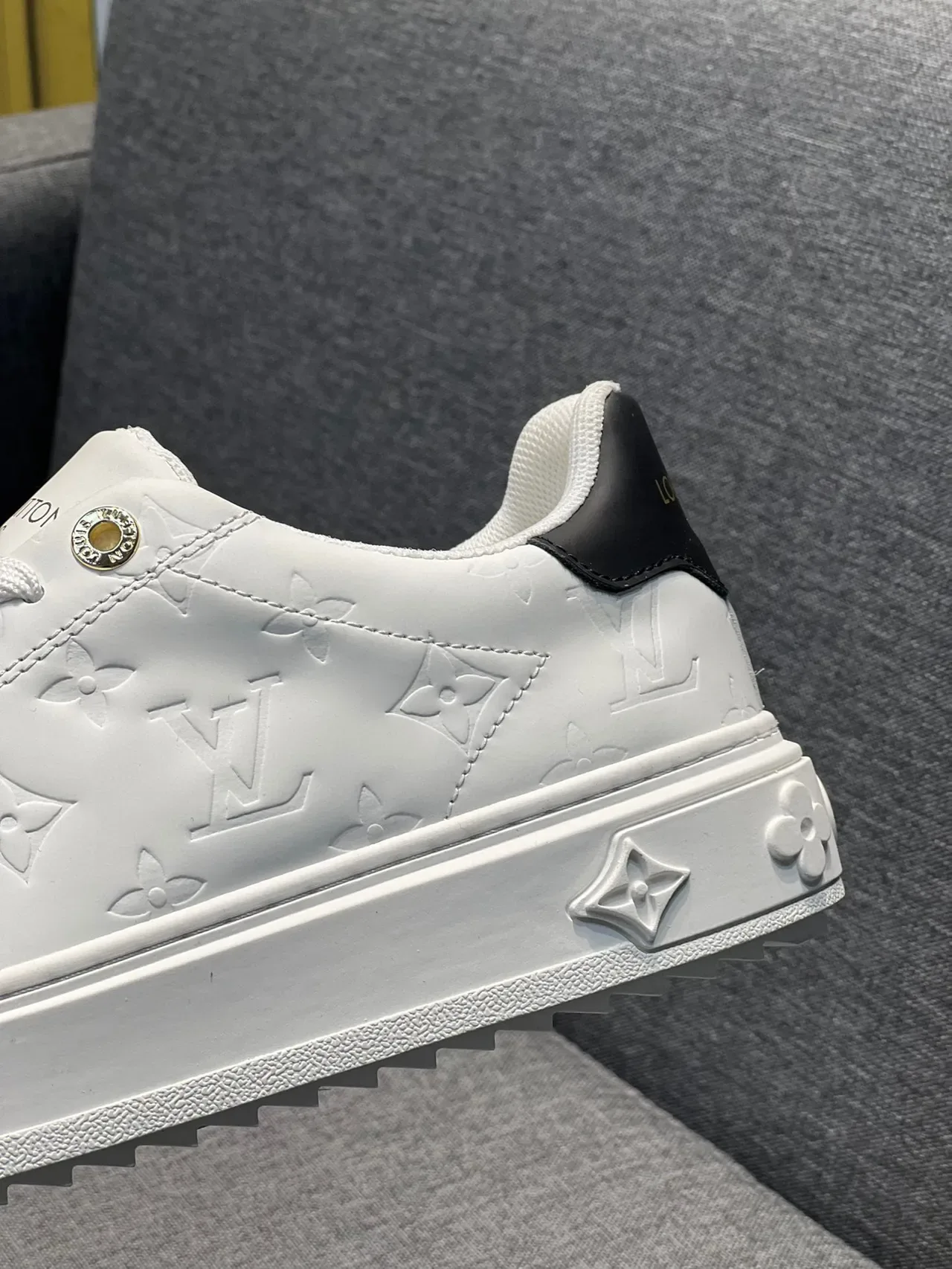 লুইস ভিটন LV Trainer সাদা কালো এমবসড মনোগ্রাম লো-টপ লাইফস্টাইল স্নিকার 8