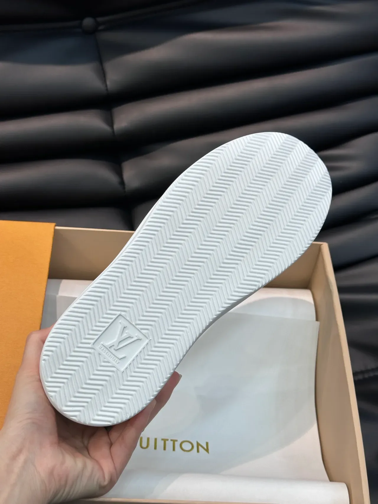 Louis Vuitton LV Trainer Tênis Lifestyle Branco e Preto Bicolor Couro Perfurado Monograma 2
