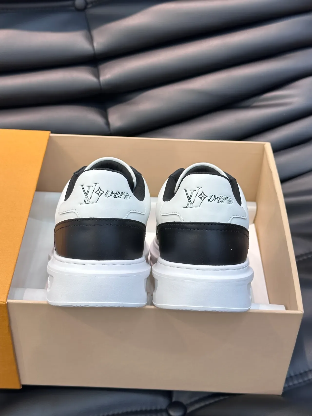 Louis Vuitton LV Trainer Tênis Lifestyle Branco e Preto Bicolor Couro Perfurado Monograma 3