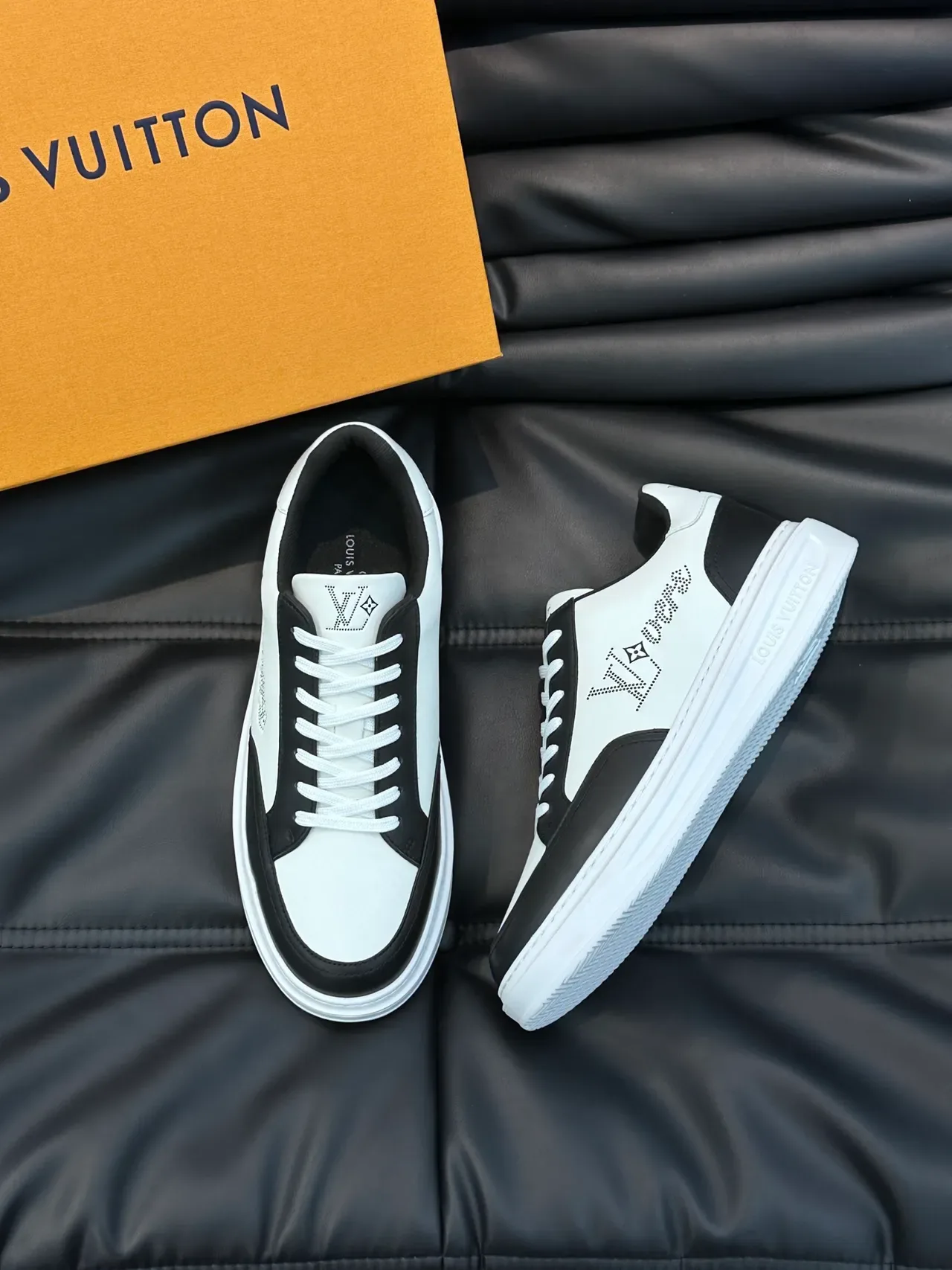 Louis Vuitton LV Trainer Tênis Lifestyle Branco e Preto Bicolor Couro Perfurado Monograma 4