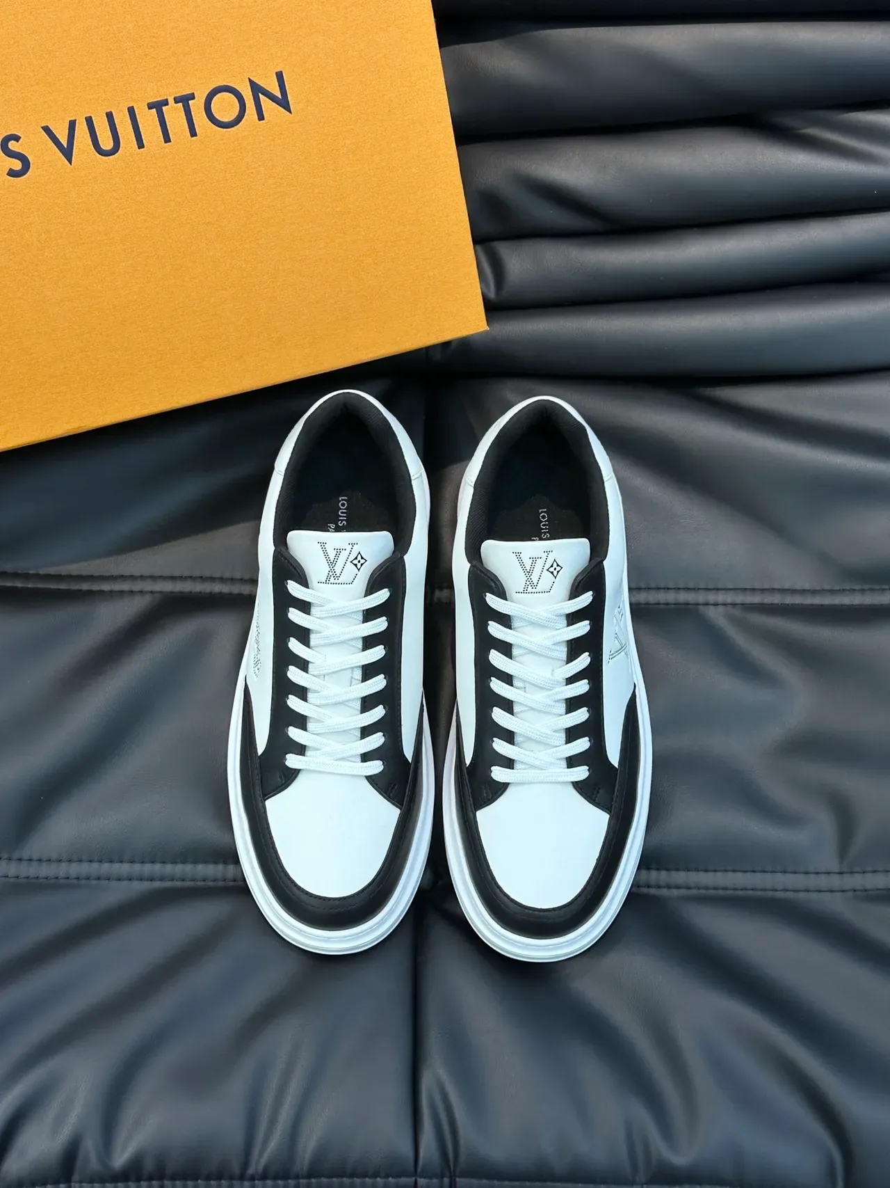 Louis Vuitton LV Trainer Tênis Lifestyle Branco e Preto Bicolor Couro Perfurado Monograma 5