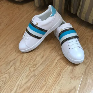 Louis Vuitton LV Trainer Blanco Azul Cuero Monogram Stripe Band Estilo de Vida Zapatillas