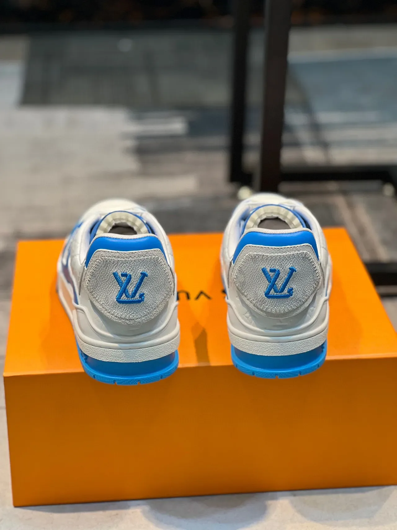 Louis Vuitton LV Trainer সাদা ও নীল Monogram চামড়া Patent Overlays লাইফস্টাইল স্নিকার 2