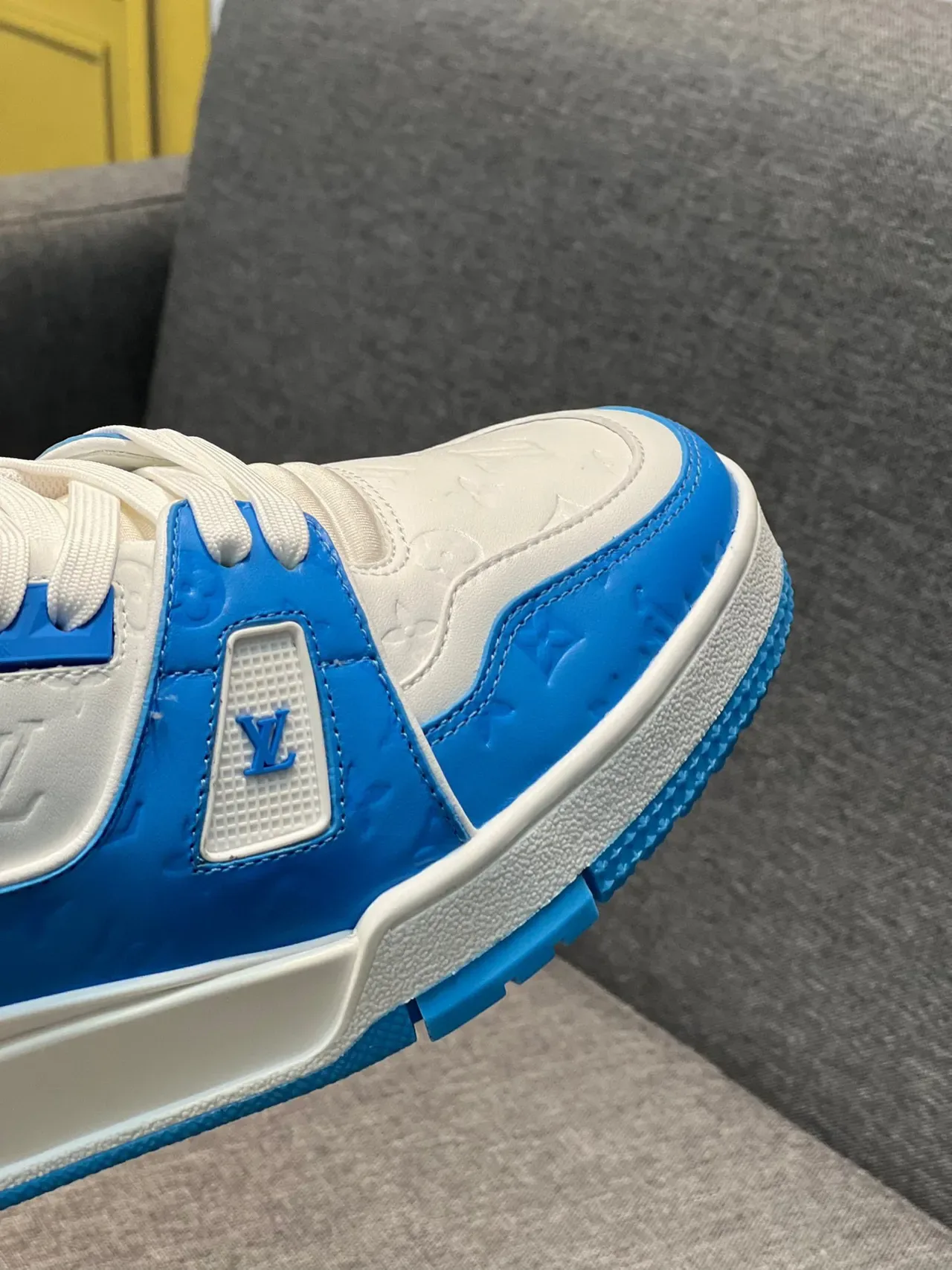 Louis Vuitton LV Trainer সাদা ও নীল Monogram চামড়া Patent Overlays লাইফস্টাইল স্নিকার 3