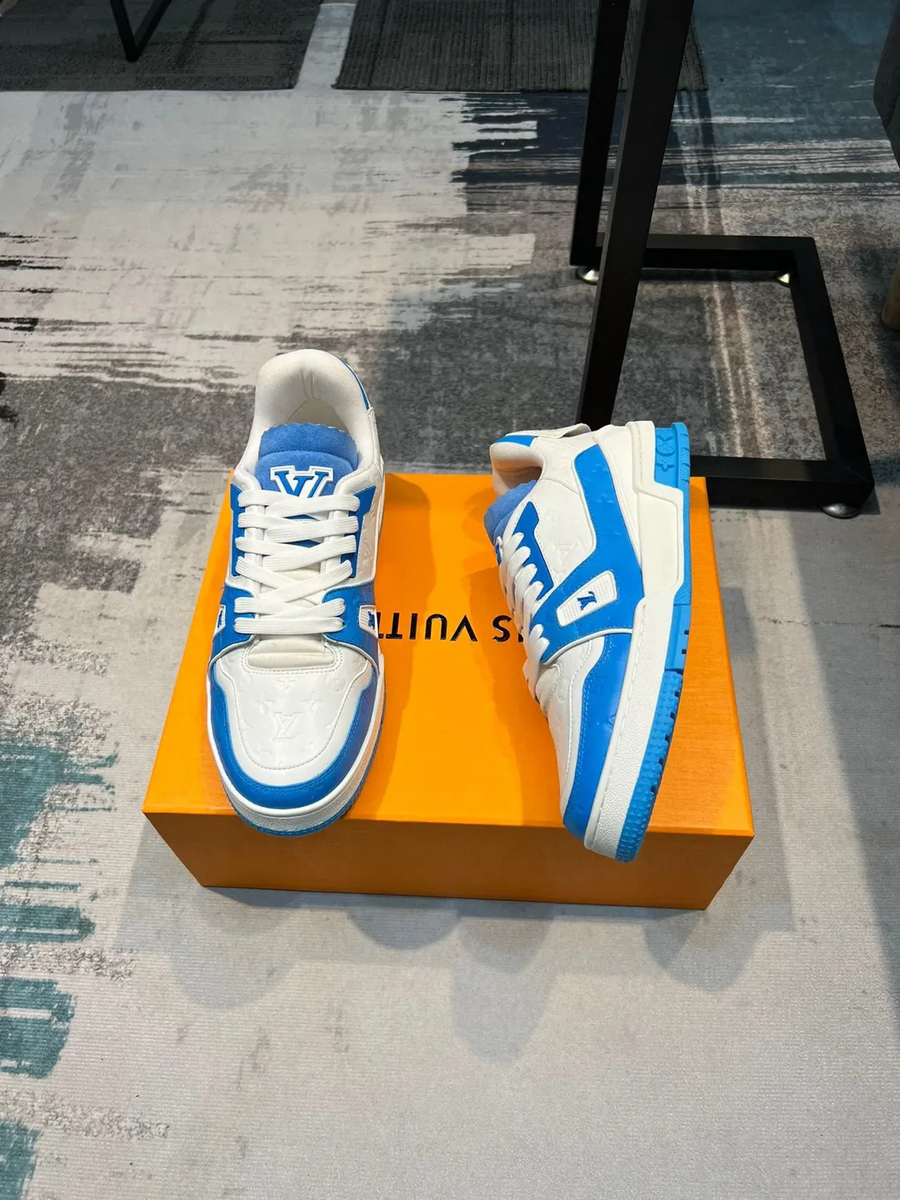 Louis Vuitton LV Trainer সাদা ও নীল Monogram চামড়া Patent Overlays লাইফস্টাইল স্নিকার 5