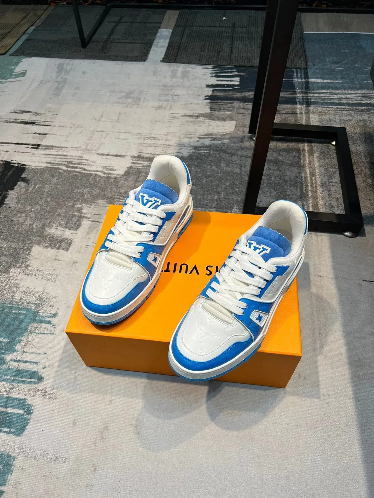Louis Vuitton LV Trainer সাদা ও নীল Monogram চামড়া Patent Overlays লাইফস্টাইল স্নিকার 6
