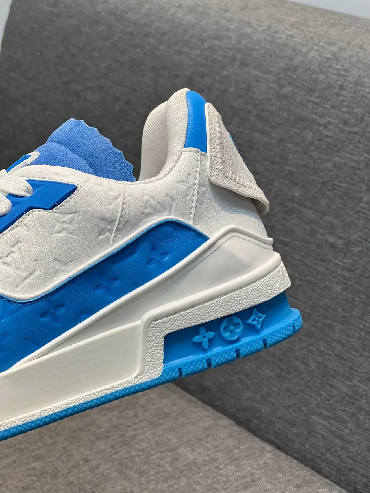 Louis Vuitton LV Trainer সাদা ও নীল Monogram চামড়া Patent Overlays লাইফস্টাইল স্নিকার 9