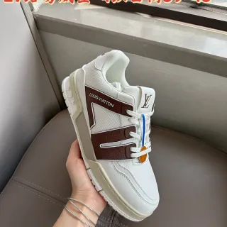 Louis Vuitton LV Trainer blanco marrón construcción paneles en capas texturas cuero embossado superposiciones lifestyle sneakers