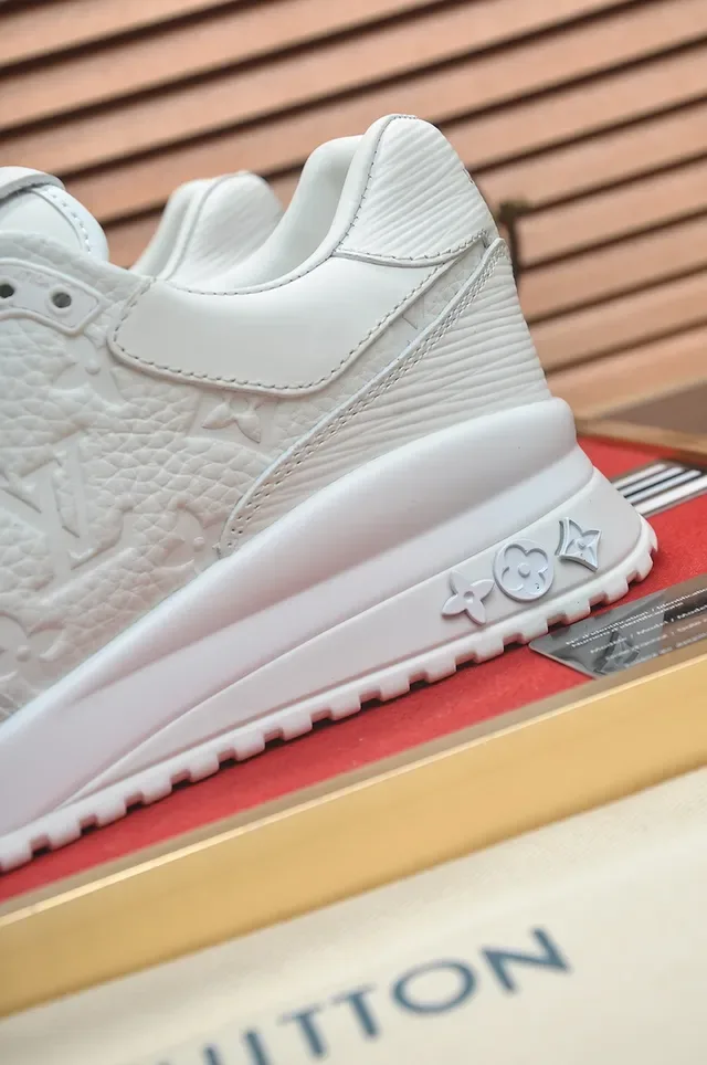 Louis Vuitton LV Trainer Blanc Cuir Monogramme Embossed Semelle Chunky Layered Sneakers Lifestyle 2