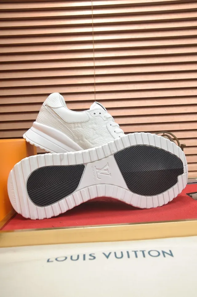 Louis Vuitton LV Trainer Blanc Cuir Monogramme Embossed Semelle Chunky Layered Sneakers Lifestyle 3