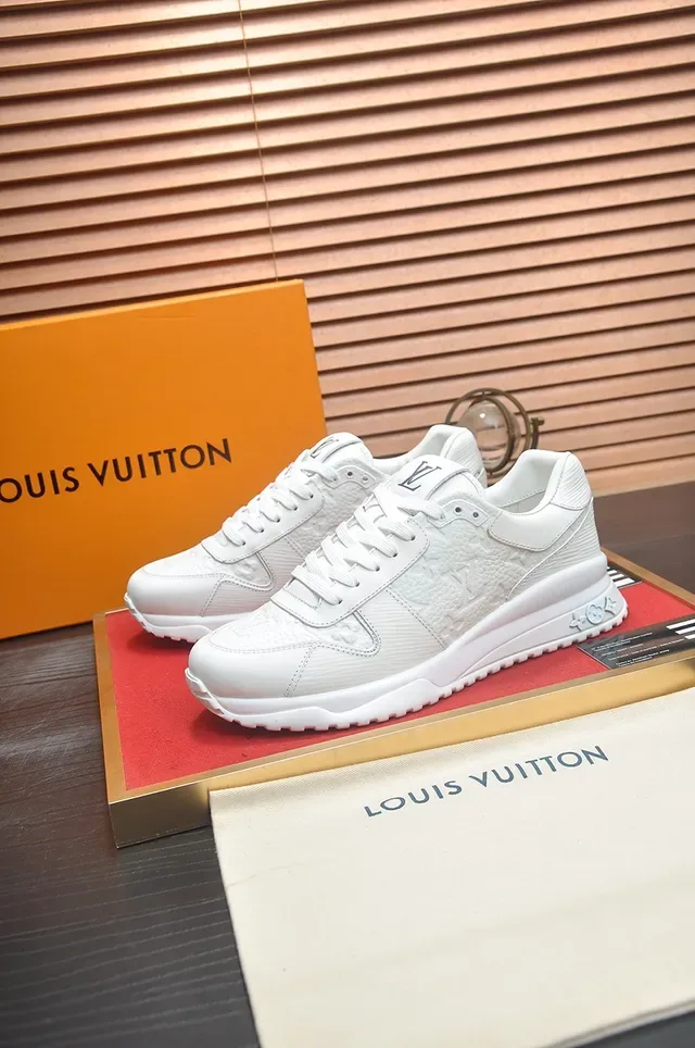 Louis Vuitton LV Trainer Blanc Cuir Monogramme Embossed Semelle Chunky Layered Sneakers Lifestyle 4