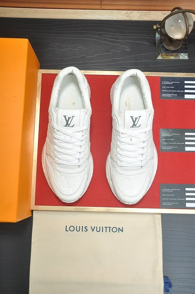 Louis Vuitton LV Trainer Blanc Cuir Monogramme Embossed Semelle Chunky Layered Sneakers Lifestyle 5