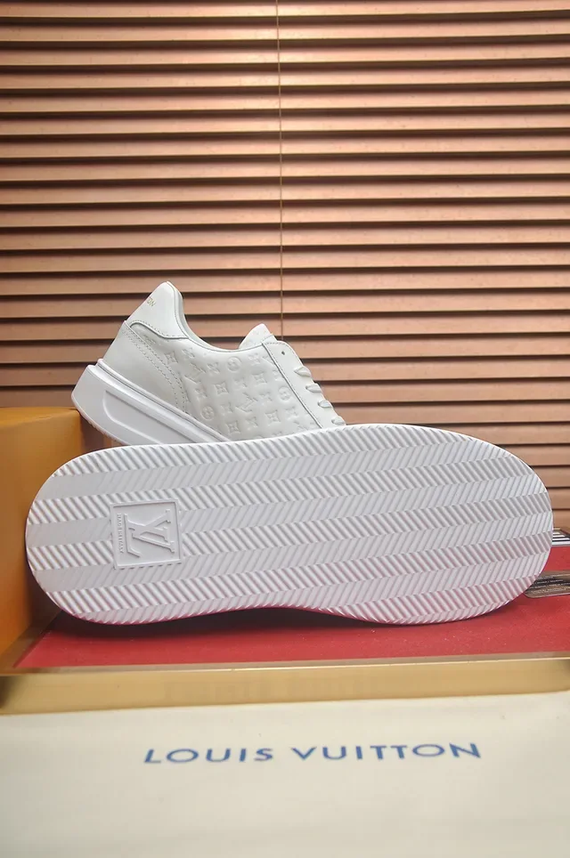 Louis Vuitton LV Trainer Zapatillas Blancas con Monograma Embossado de Cuero Low-Top Lifestyle 3