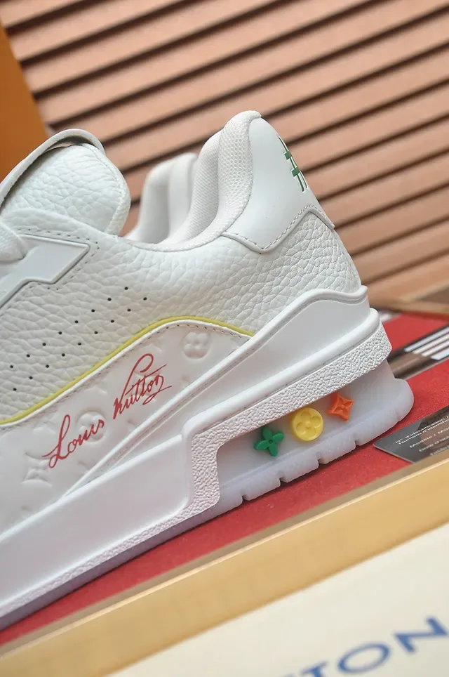 لويس فيتون LV Trainer أحذية رياضية بيضاء متعددة الألوان جلد مطبوع بمونوغرام نافذة الكعب الشفافة أسلوب الحياة 2