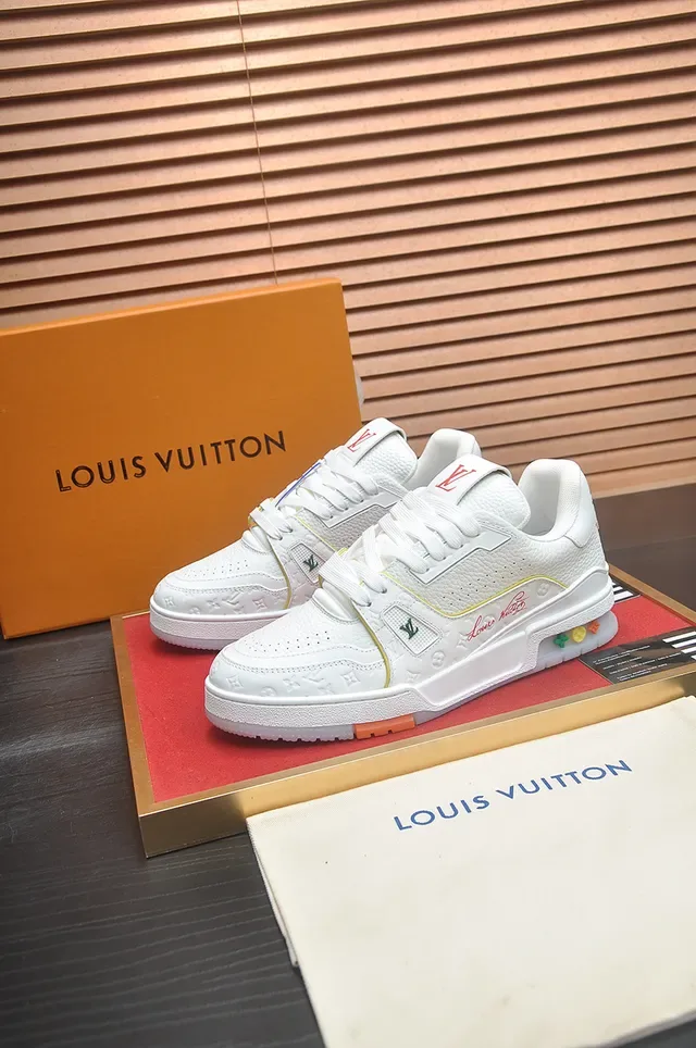 لويس فيتون LV Trainer أحذية رياضية بيضاء متعددة الألوان جلد مطبوع بمونوغرام نافذة الكعب الشفافة أسلوب الحياة 4