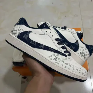 Louis Vuitton LV Trainer Blanco Marino Monograma impreso Piel Panel de contraste Zapatillas de estilo de vida