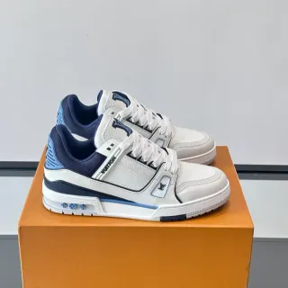 Louis Vuitton LV Entrenador Blanco Marino Cuero Estructurado Parte Superior Detalle Correa T-Bar Zapatillas Lifestyle