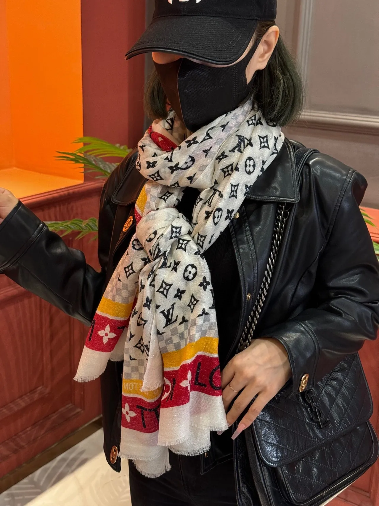 Louis Vuitton Monogram et Damier imprimé écharpe en soie 4