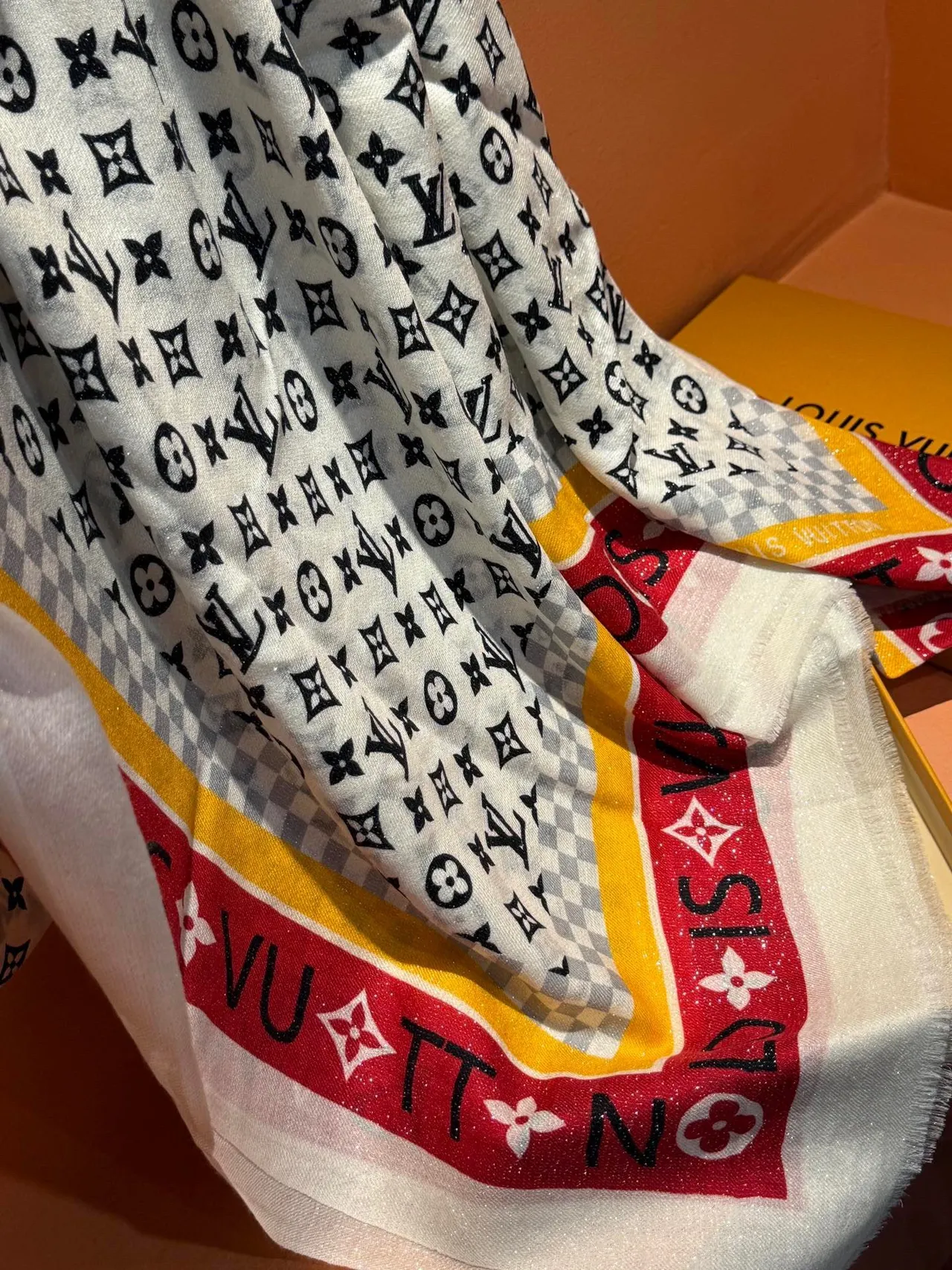 Louis Vuitton Monogram et Damier imprimé écharpe en soie 7