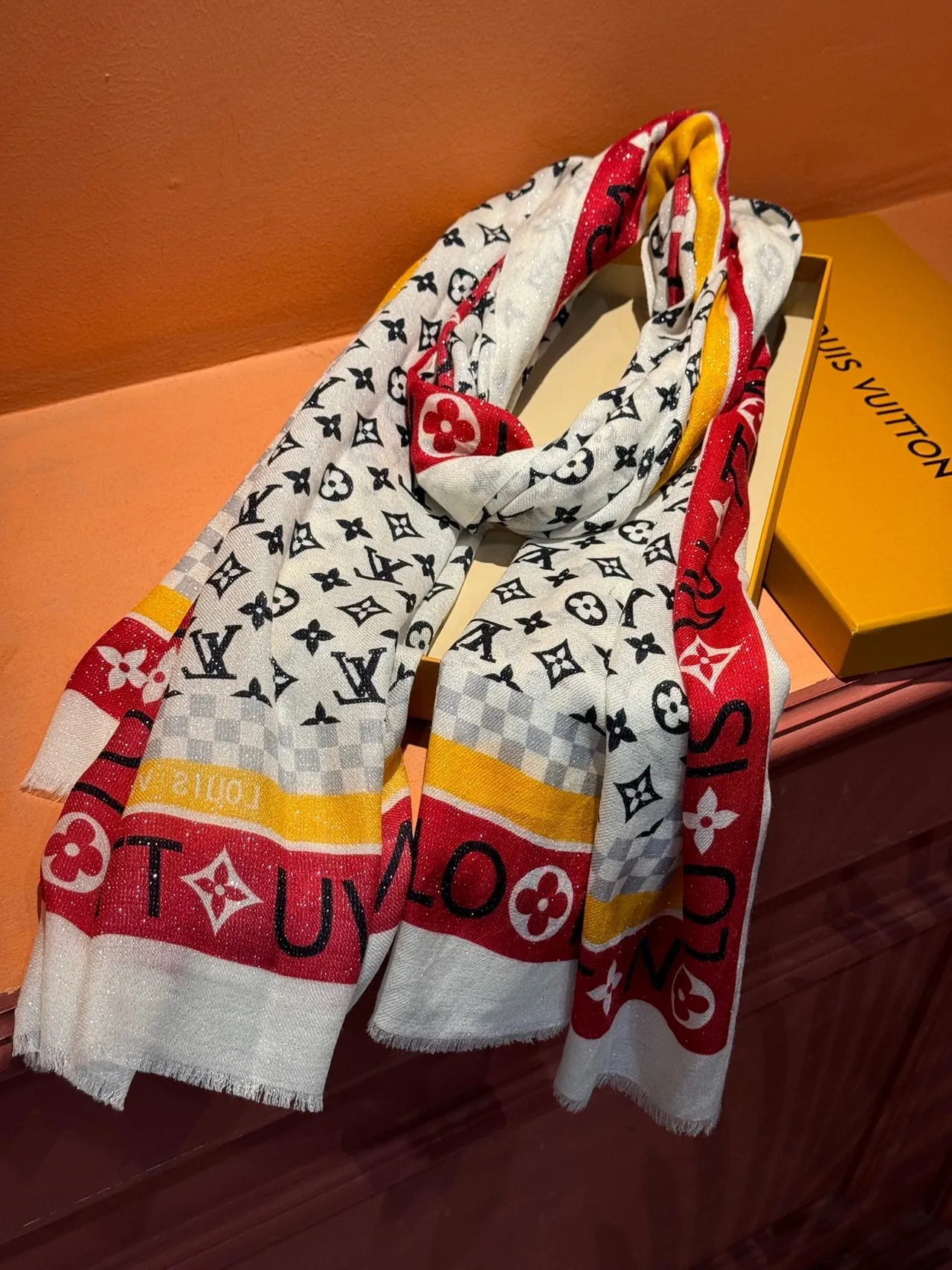 Louis Vuitton Monogram et Damier imprimé écharpe en soie 9