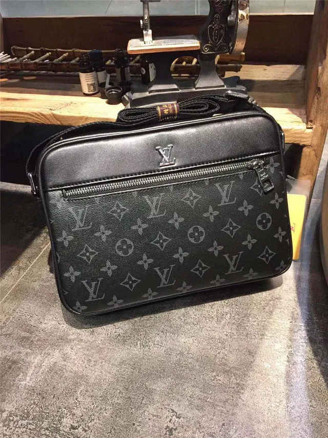 Louis Vuitton 印花帆布信使包 2